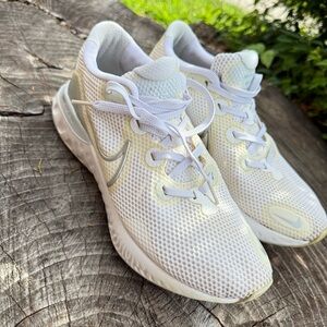 Nike Renew Run White Metallic Silver  Women’s Sneakers Shoes Size 9